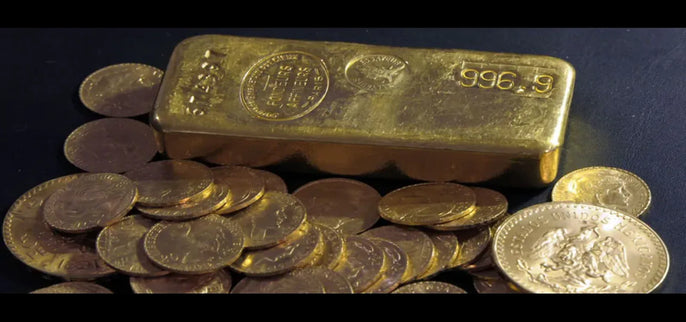 Lingot d'or 999,9 entouré de pièces d'or d'investissement