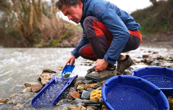 Orpailleur utilisant une rampe de lavage XP et des battées XP pour rechercher de l'or dans une rivière