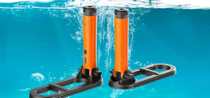Détecteur de métaux sous-marin Quest scuba tector Pro étanche de couleur orange présenté sous l'eau