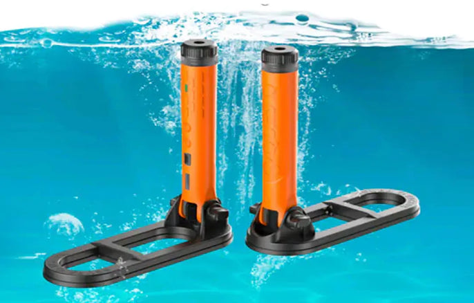 Détecteur de métaux sous-marin Quest scuba tector Pro étanche de couleur orange présenté sous l'eau