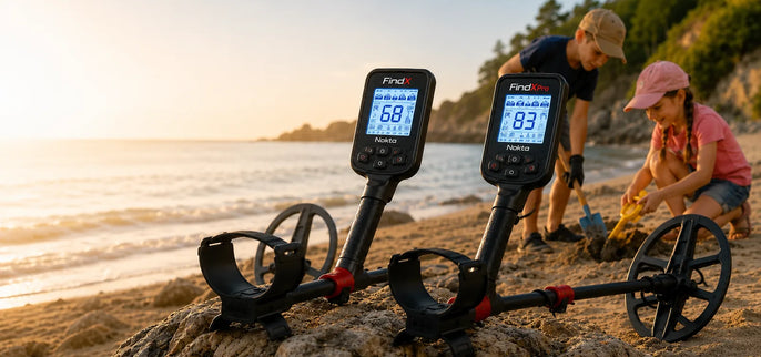 Détecteurs de métaux Nokta FindX et FindX Pro sur une plage au coucher du soleil avec enfants en arrière-plan