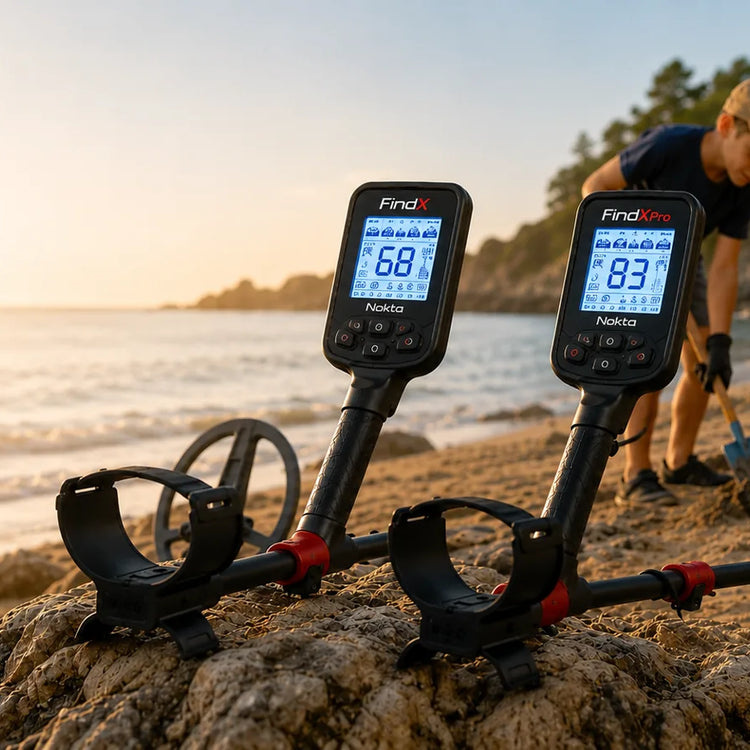 Détecteurs de métaux Nokta FindX et FindX Pro sur une plage au coucher du soleil avec enfants en arrière-plan