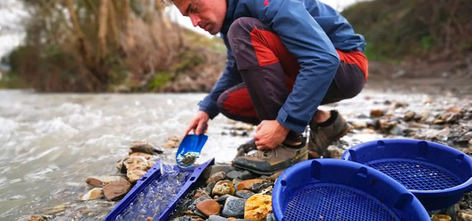Orpailleur utilisant une rampe de lavage XP et des battées XP pour rechercher de l'or dans une rivière