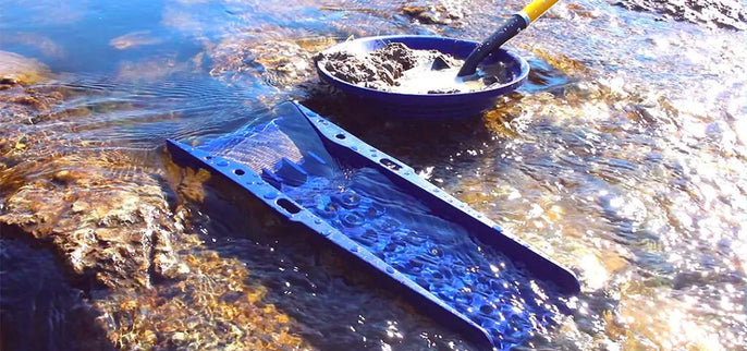 Rampe d'orpaillage XP Gold Sluice VS-1 installée dans un cours d'eau avec batée d'orpaillage, illustration d'un guide consacré à la récupération de l'or alluvionnaire.