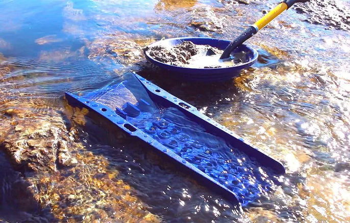 Rampe d'orpaillage XP Gold Sluice VS-1 installée dans un cours d'eau avec batée d'orpaillage, illustration d'un guide consacré à la récupération de l'or alluvionnaire.
