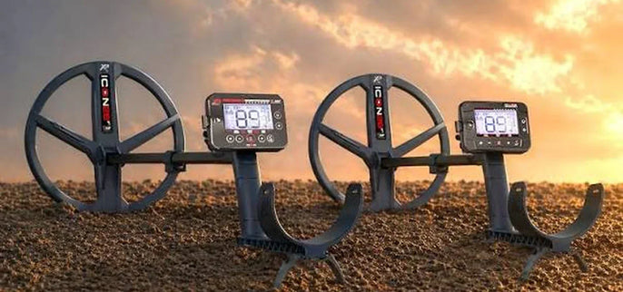 Détecteurs de métaux XP ICON et XP ICON X présentés côte à côte sur fond de terrain avec lumière de coucher de soleil.