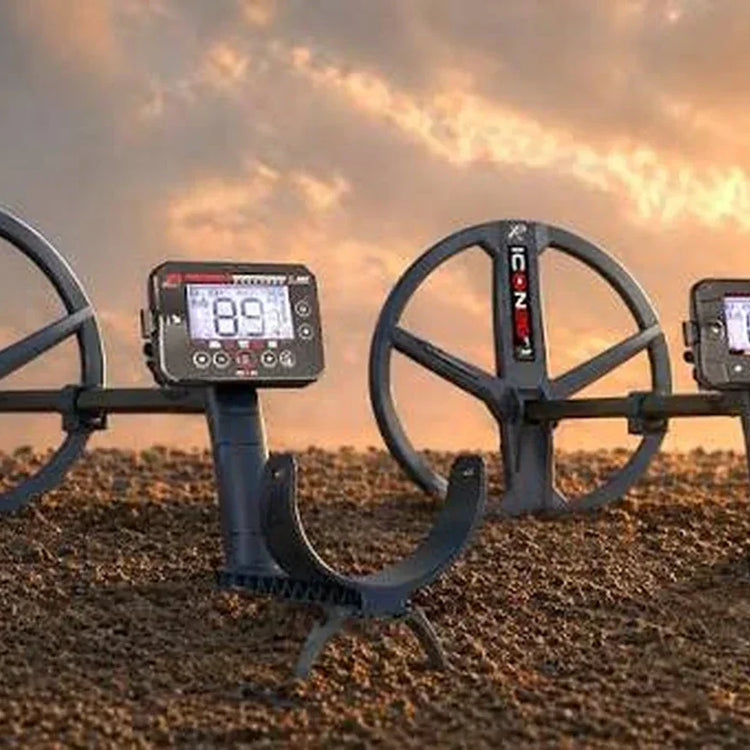 Détecteurs de métaux XP ICON et XP ICON X présentés côte à côte sur fond de terrain avec lumière de coucher de soleil.